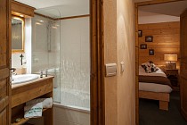 Montana Planton - badkamer met wastafel en ligbad